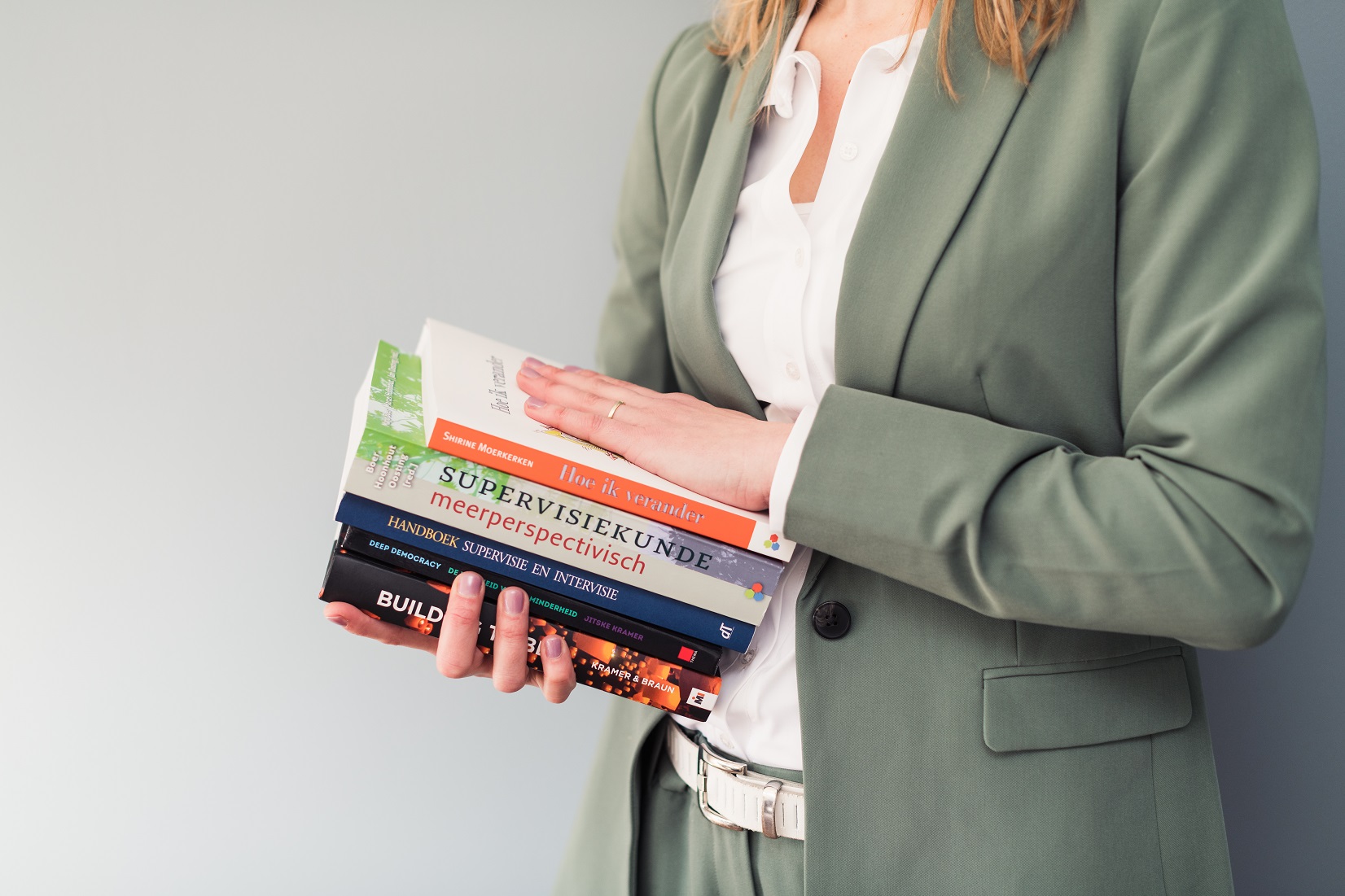 Nynke met vakboeken over supervisie en organisatieontwikkeling